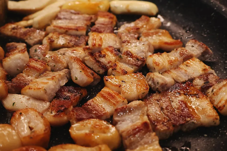 노릇하게 익어가는 막창과 삼겹살