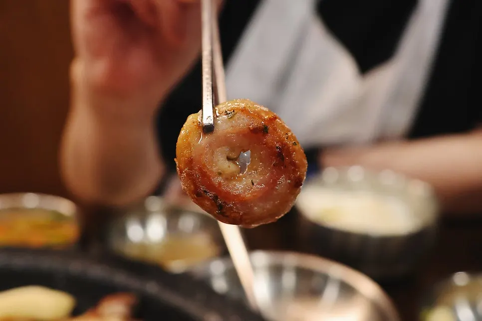 노릇하게 구운 막창 한 점