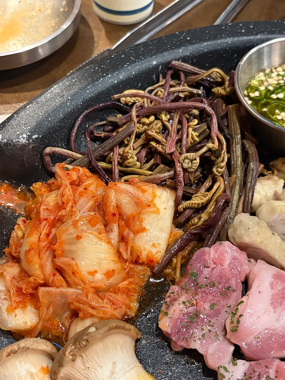돌불판에 올린 삼겹과 초벌 막창