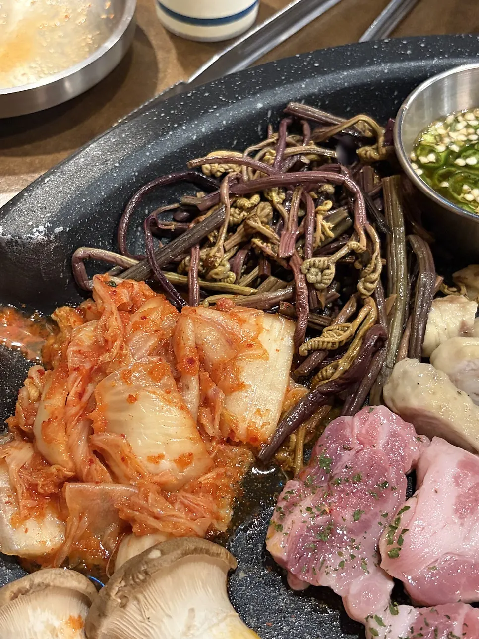 石鉄板に乗せたサムギョプと下焼きホルモン