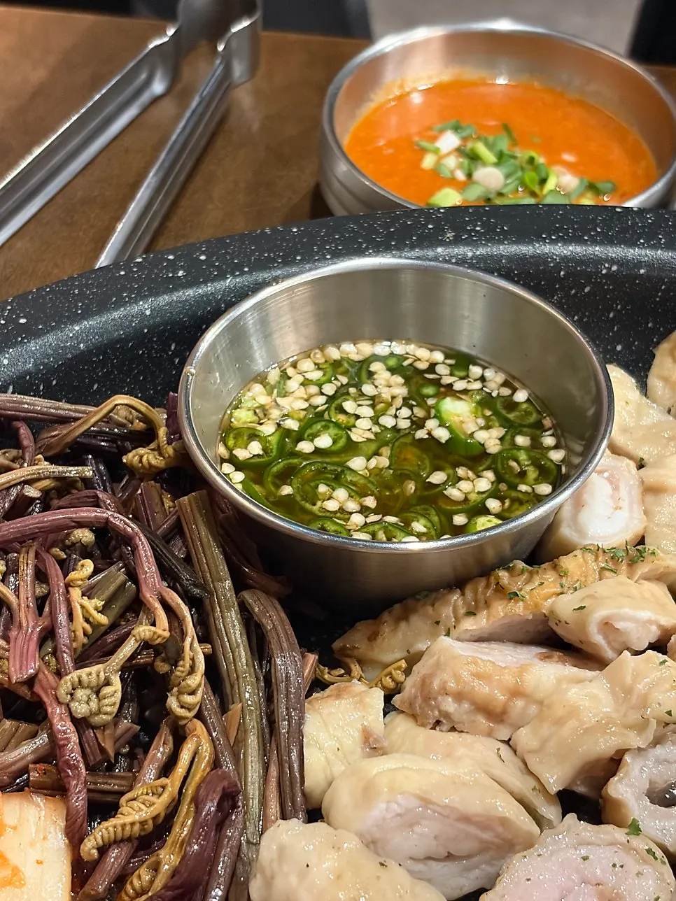 돌불판에 올린 삼겹과 초벌 막창