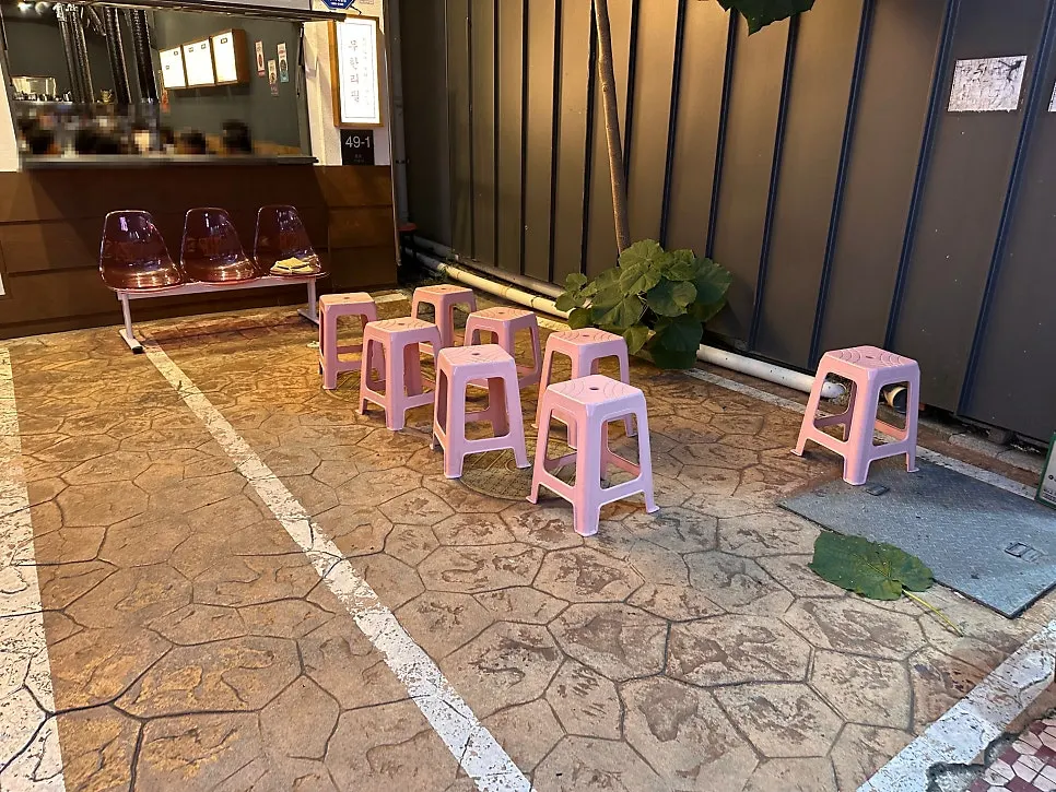 Bongja Makchang waiting area