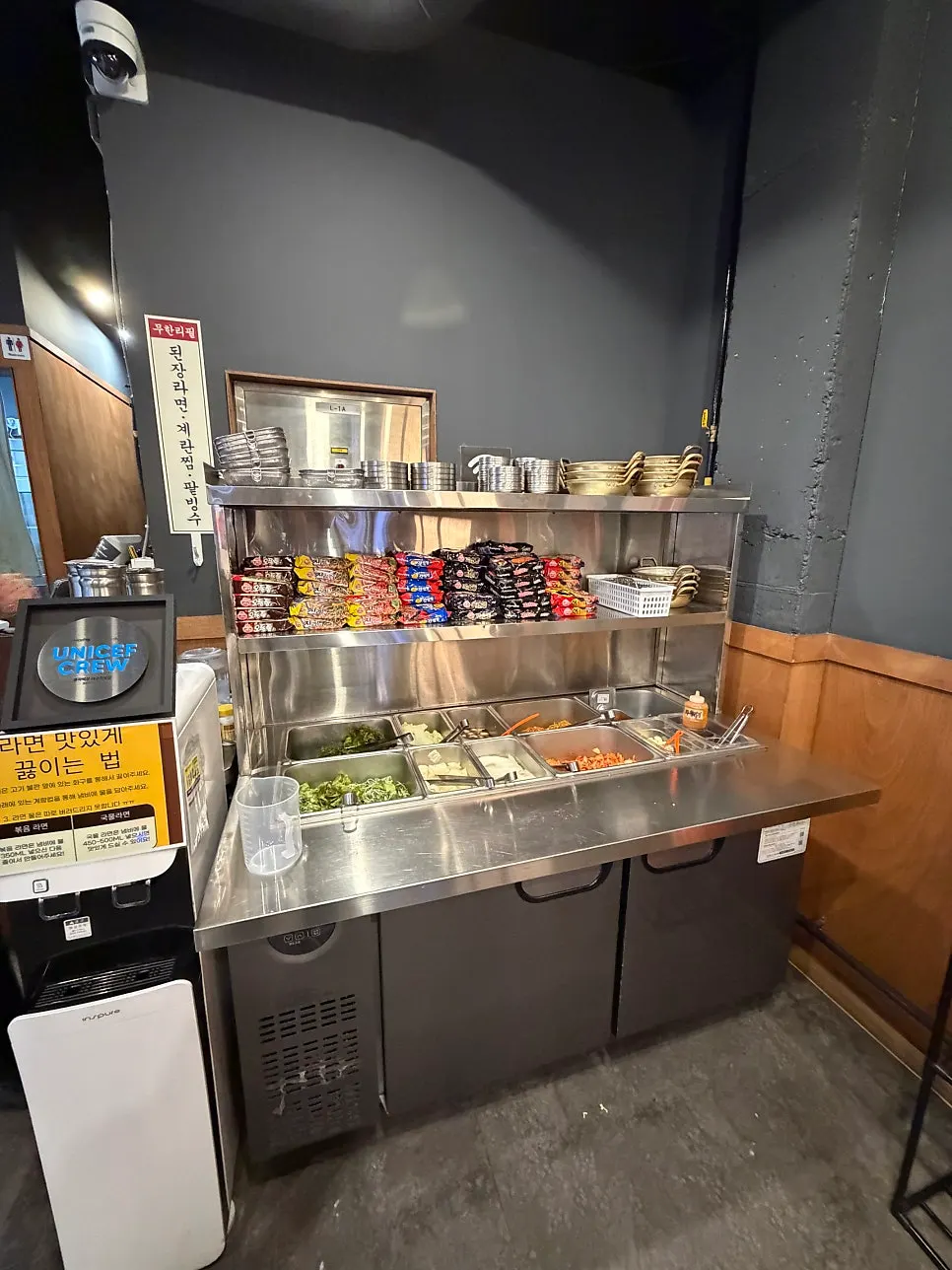 Self bar with side dishes and ramen