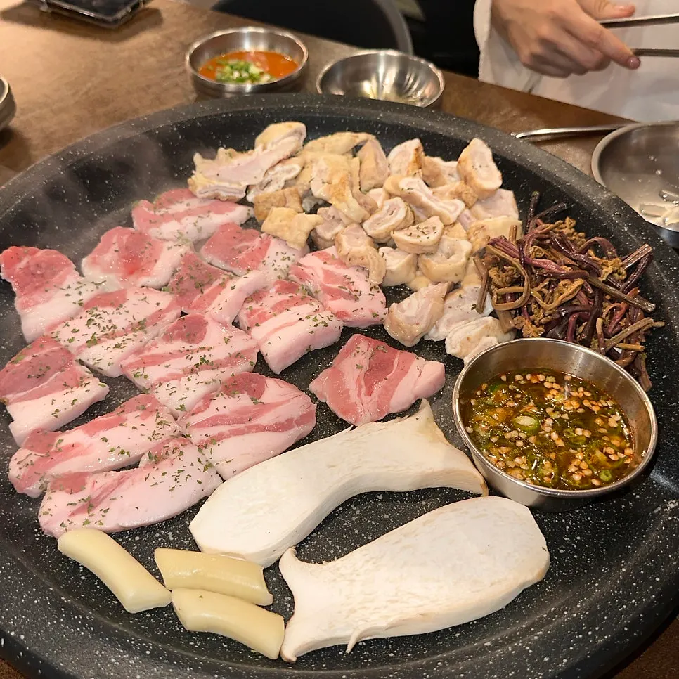 Makchang and pork belly on the grill