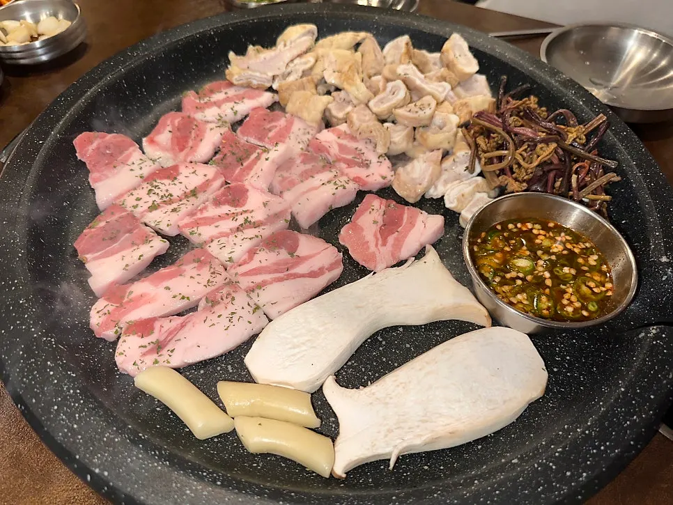 Makchang, pork belly, and accompanying ingredients