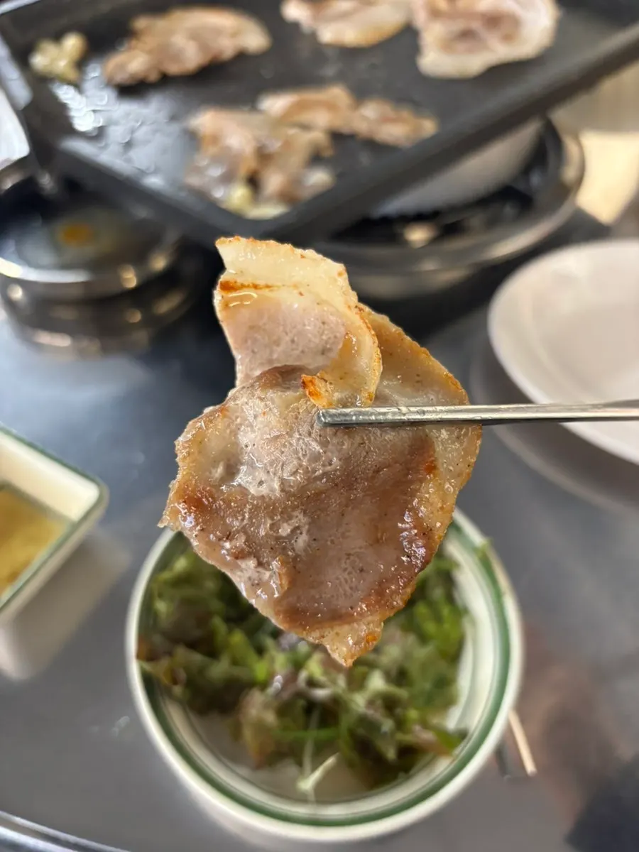 Quick-frozen pork belly served with green onion kimchi