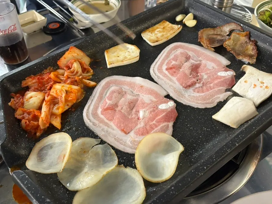 Quick-frozen pork belly eaten with green onion kimchi