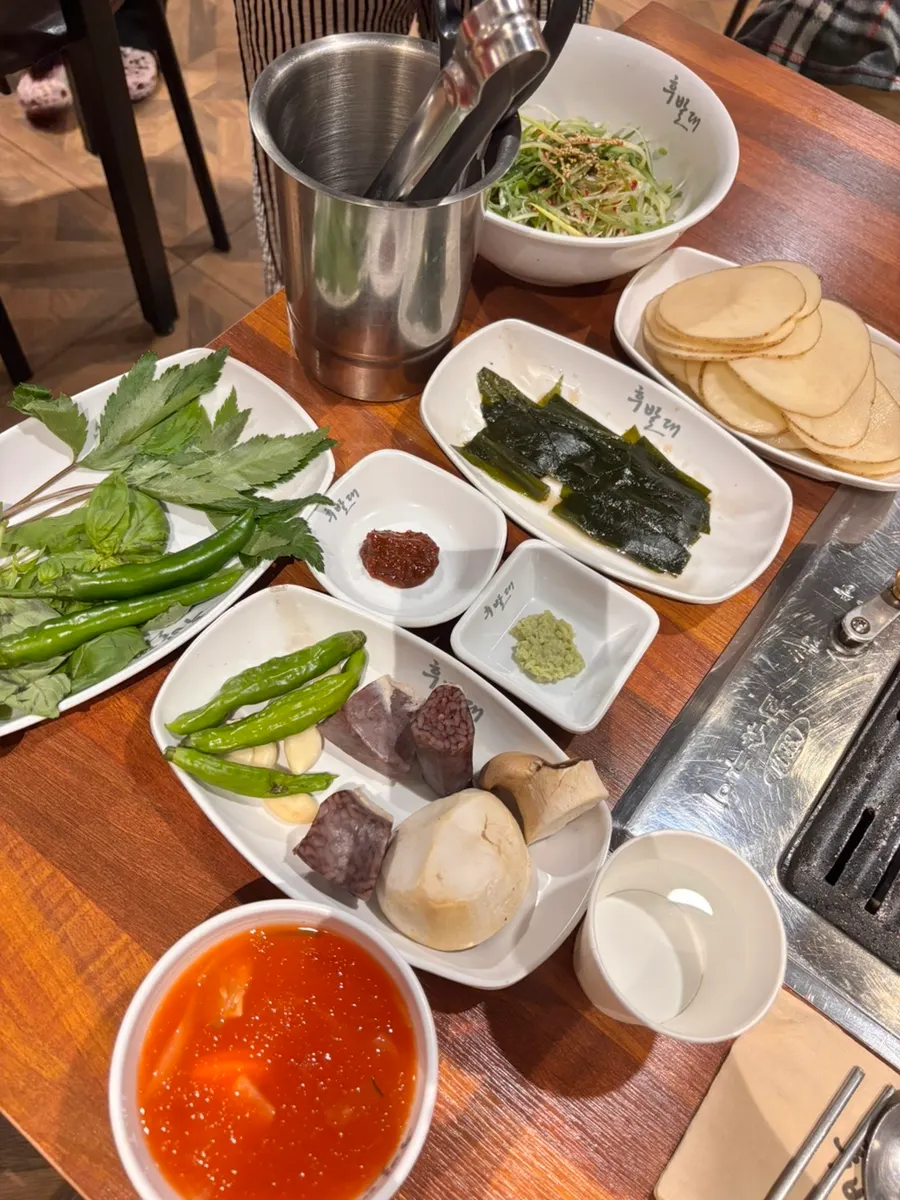 Vegetables and potatoes served with the pork belly setting