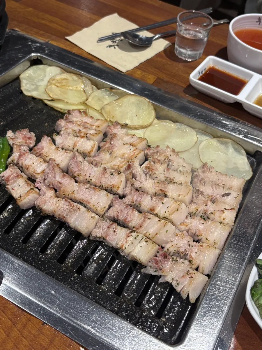 직원이 구워주는 삼겹살과 감자