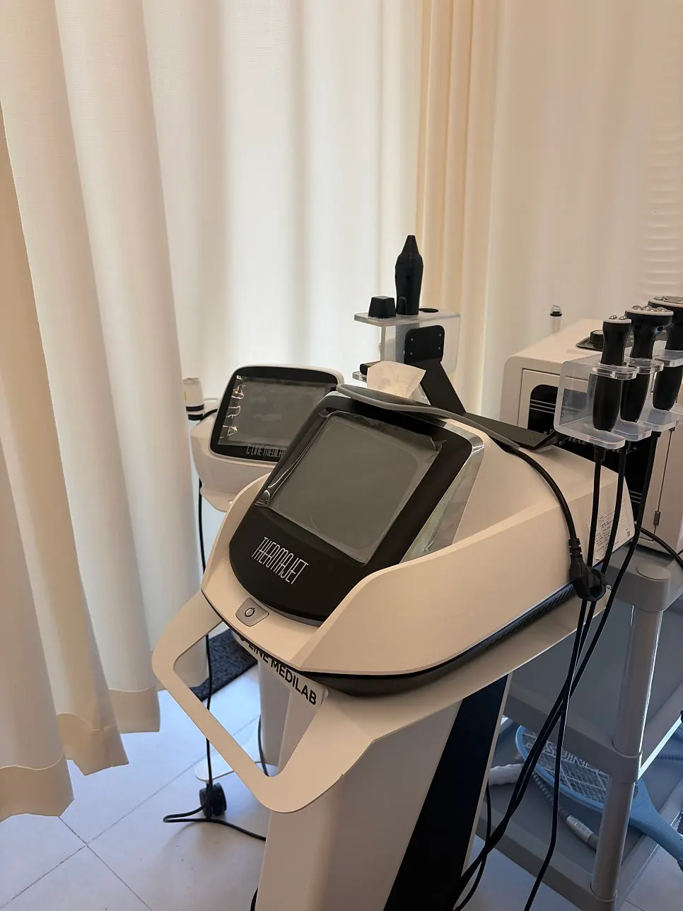 Record of a facial-firming and contour-treatment visit to Fiora Beauty Shop
