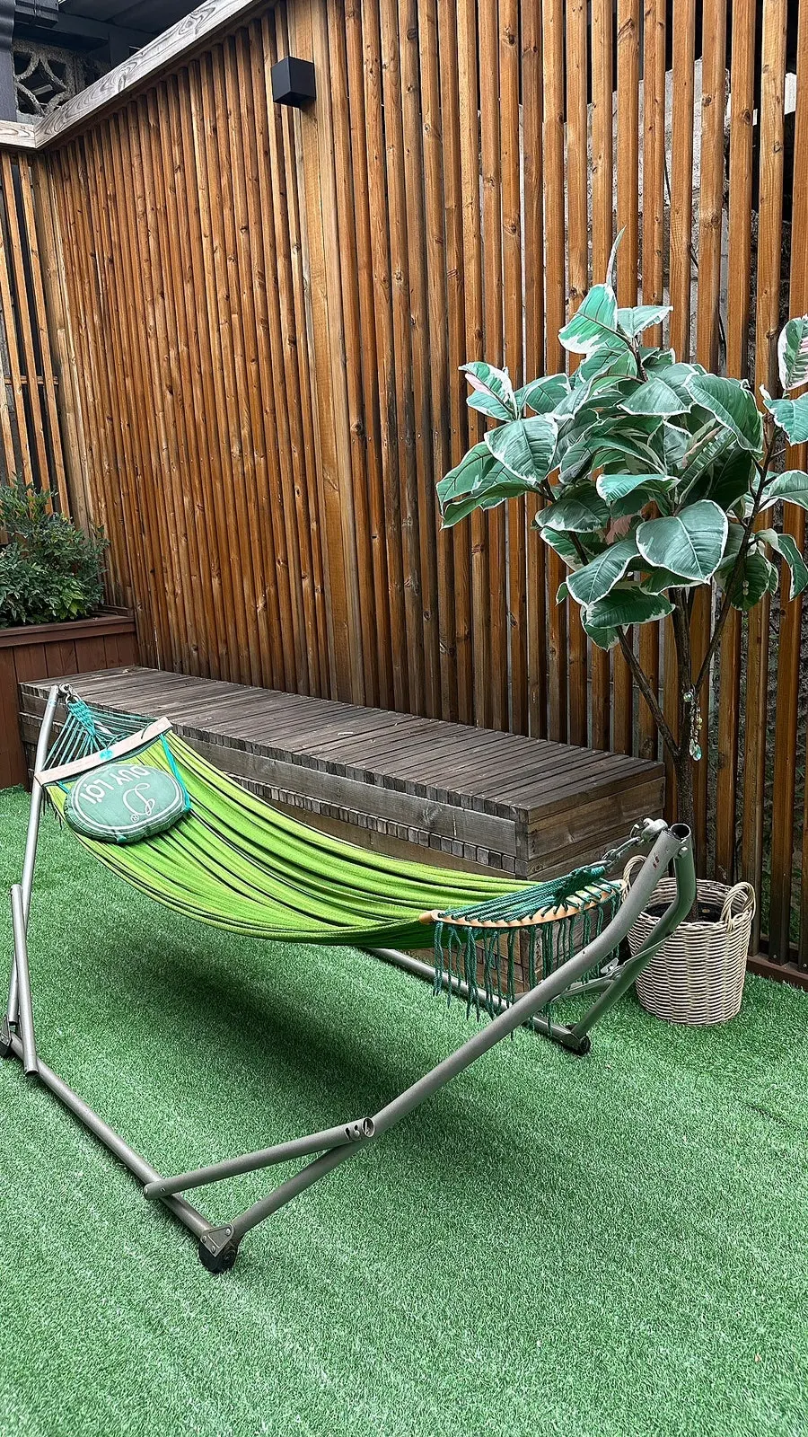 Wide view of the indoor dog playground at Daenghaus&Bingsuking