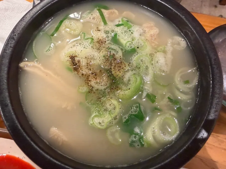 뚝배기에 담겨 나온 뽀얀 양탕 국물