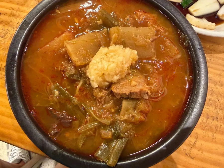 밥과 국이 따로 나오는 한우장 따로국밥