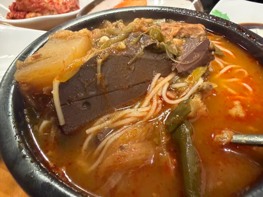 국물에 밥을 말아 먹는 따로국밥 한 상
