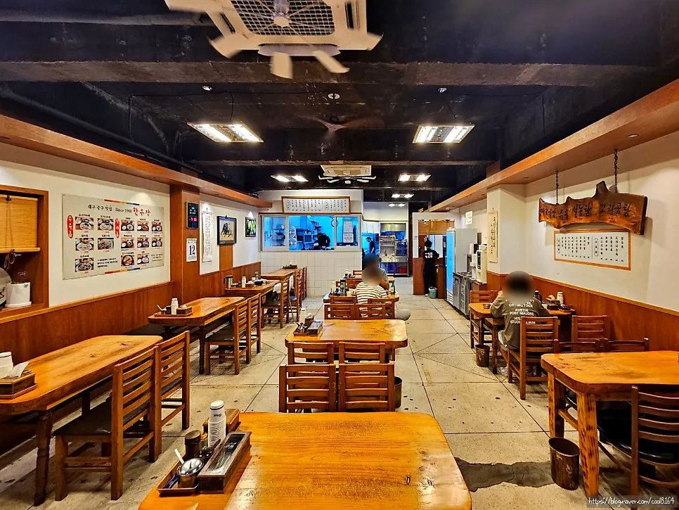 Tables inside Hanwoojang