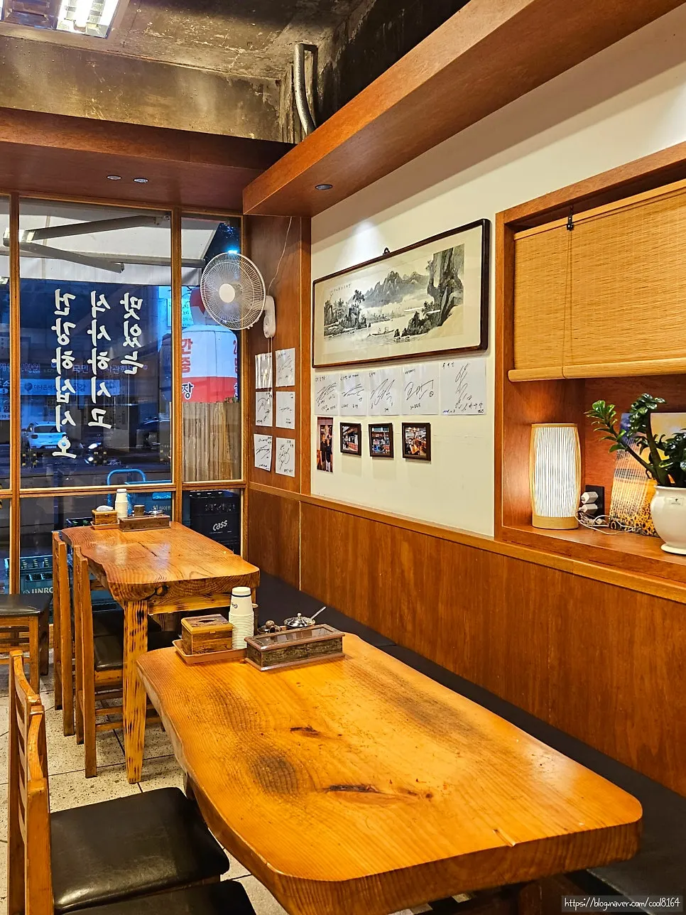 Widely spaced seating in the Hanwoojang dining hall