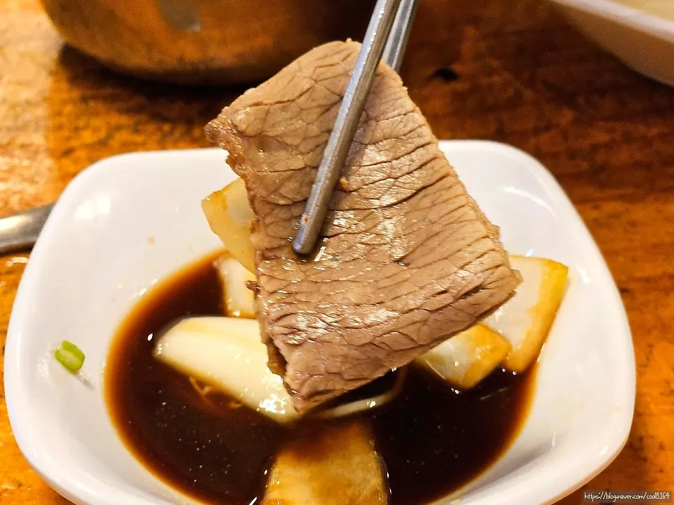 Seolleongtang meat dipped in sauce