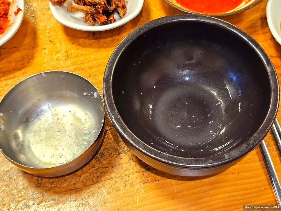 Nearly finished bowls of seolleongtang and yangtang at Hanwoojang