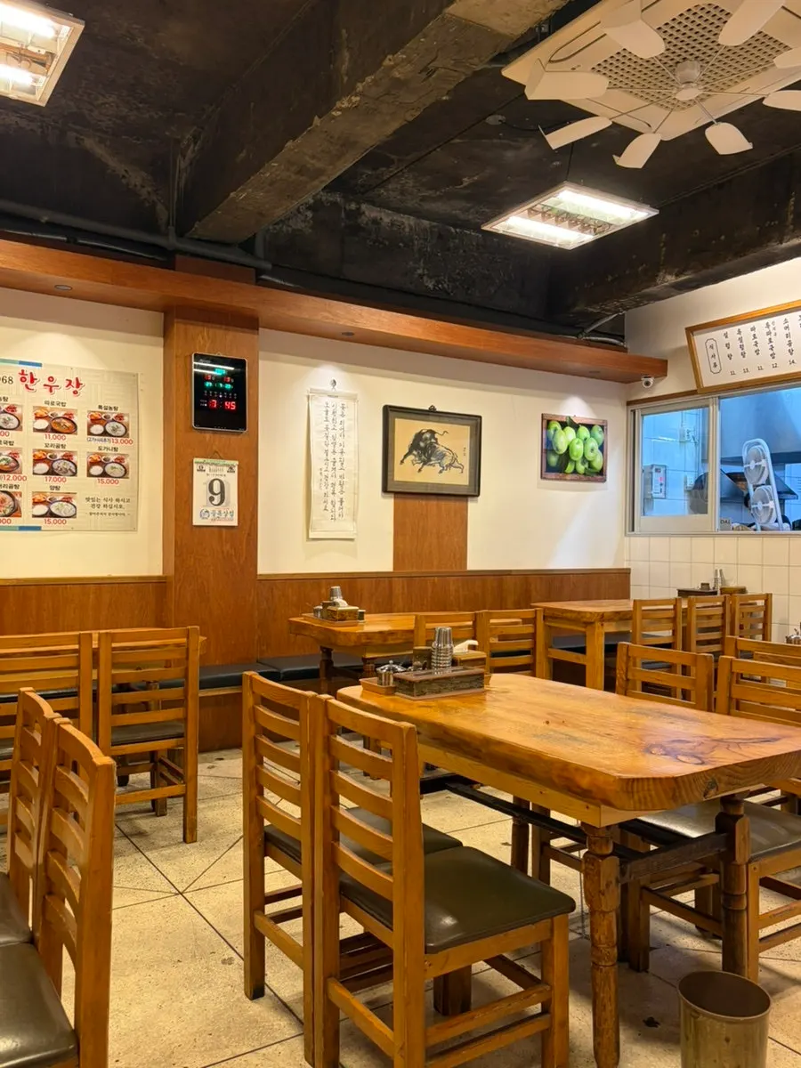 Indoor seating at Hanwoojang