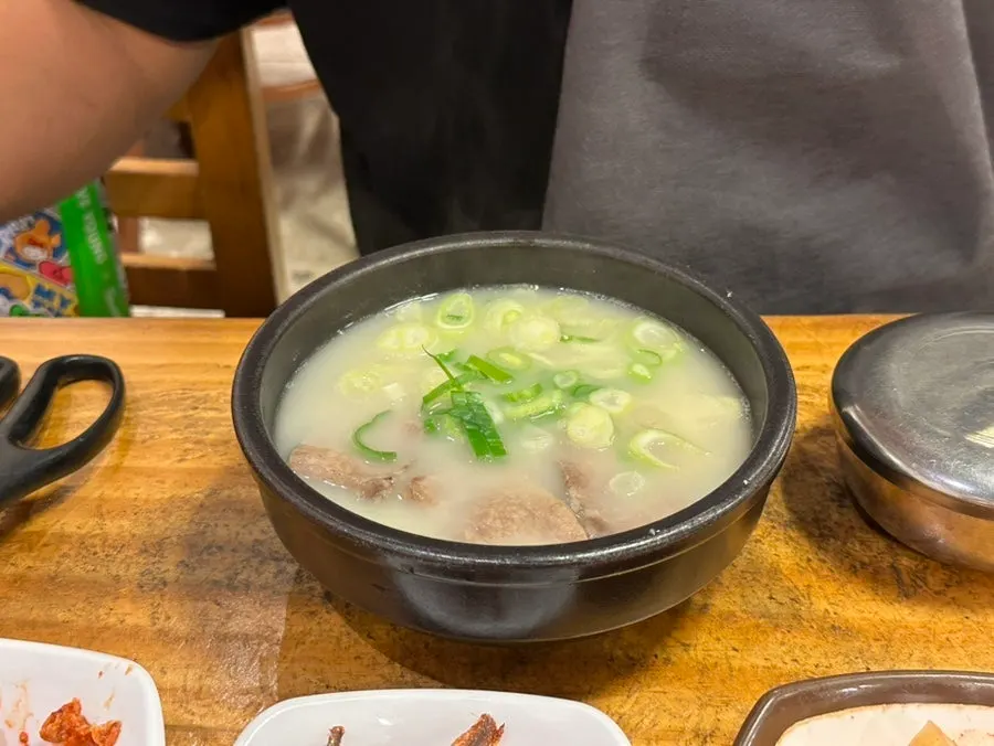 Kimchi and kkakdugi banchan served with the gukbap