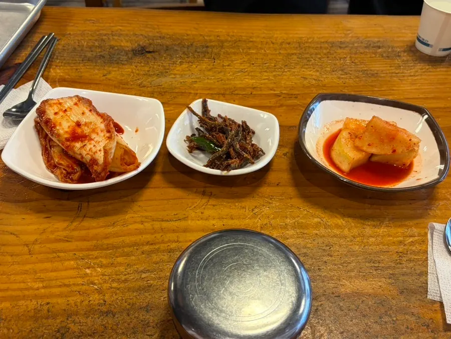 Hanwoojang dining hall seating and aisle