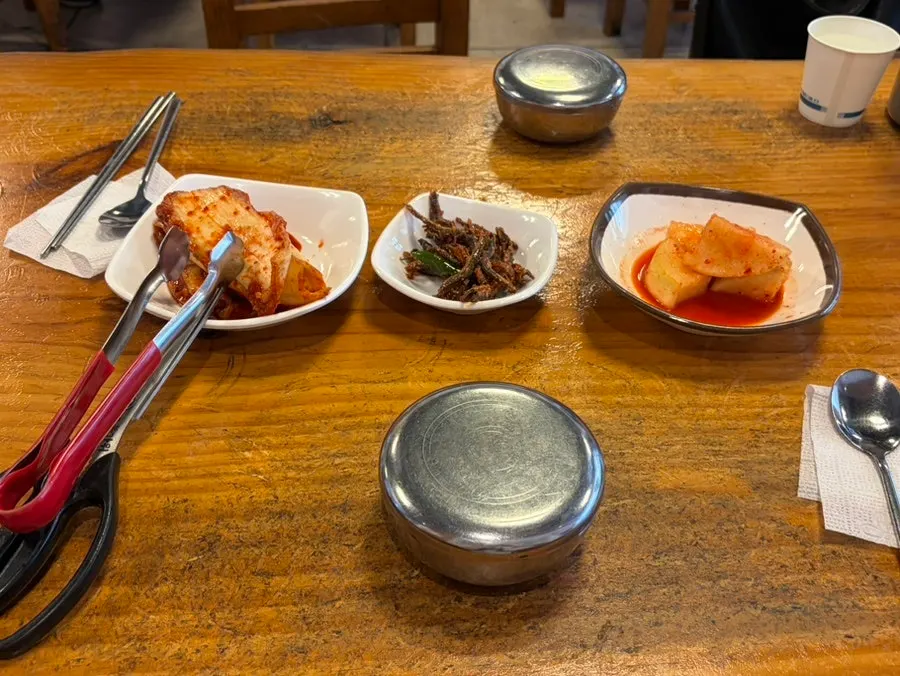 Table set and ready at Hanwoojang