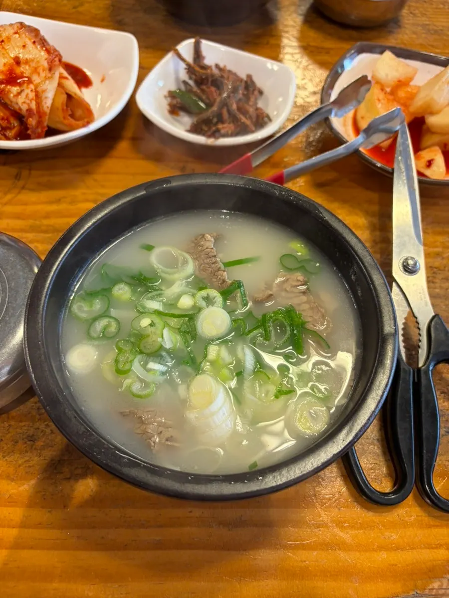 Well-ripened red kimchi and kkakdugi at Hanwoojang
