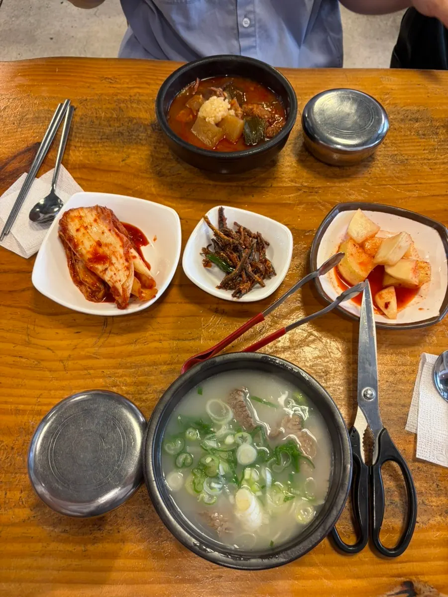 Seolleongtang seasoned with salt and pepper