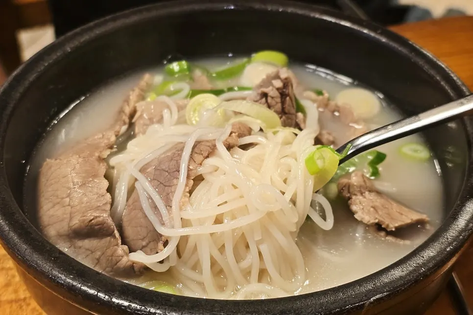 A full spread of seolleongtang at Hanwoojang in Jung-gu, Daegu