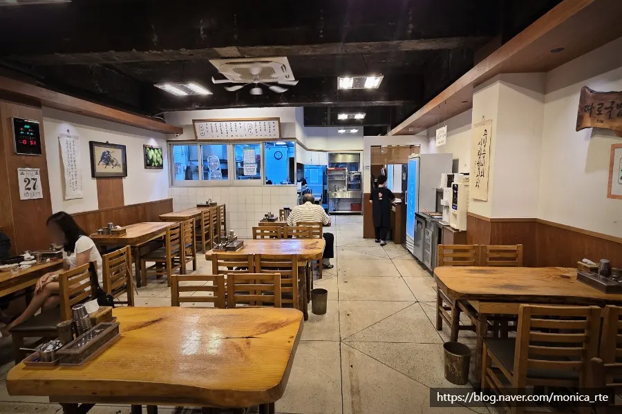 Dining hall at Hanwoojang, with an old-school atmosphere dating back to 1968