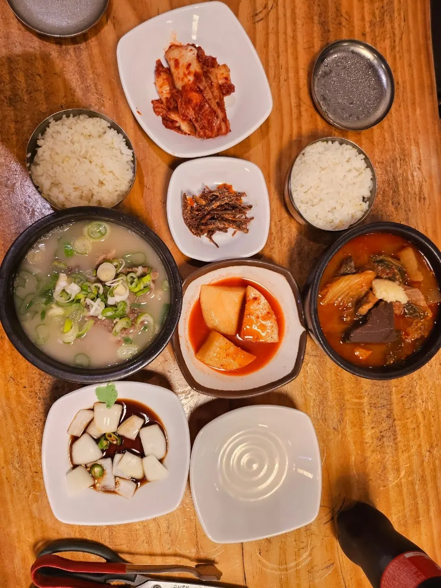 특따로국밥과 꼬리곰탕이 차려진 상차림