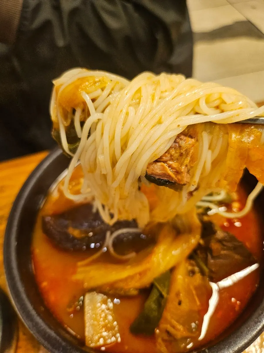 따로 나온 공깃밥과 밑반찬
