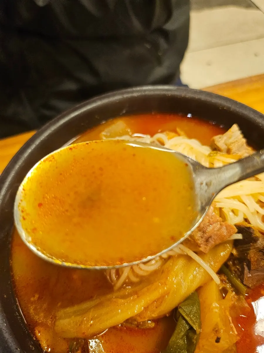 한우장 밑반찬 접시들