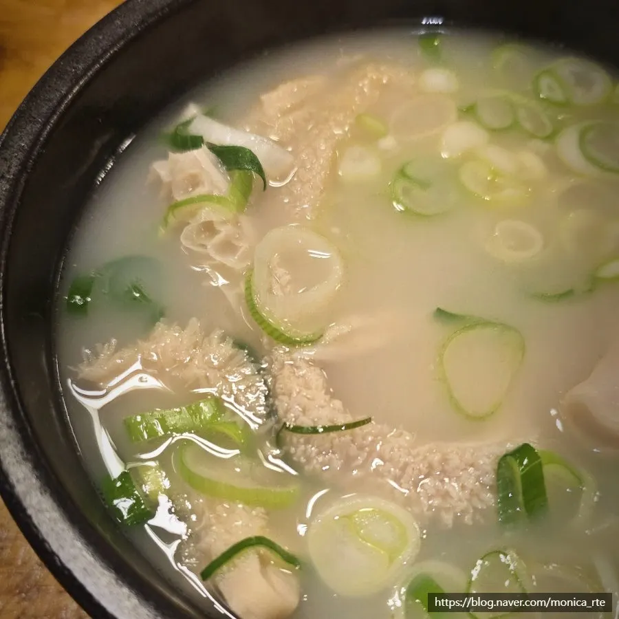 A hot bowl of rice served with the yangtang