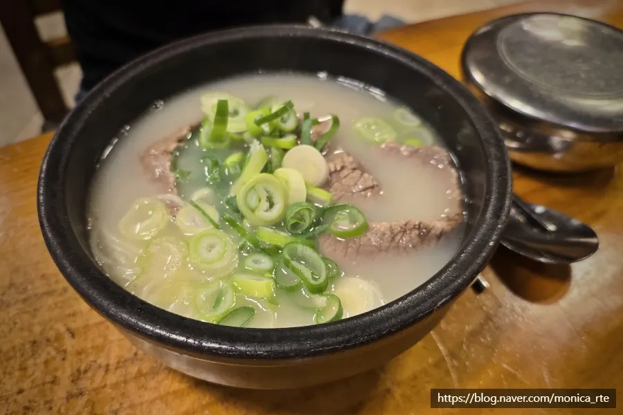 Seolleongtang at Hanwoojang topped with scallions