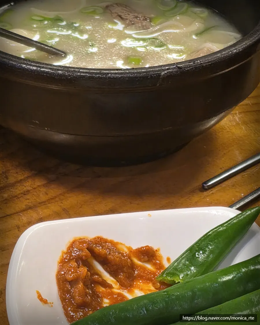 Eating seolleongtang together with pepper banchan