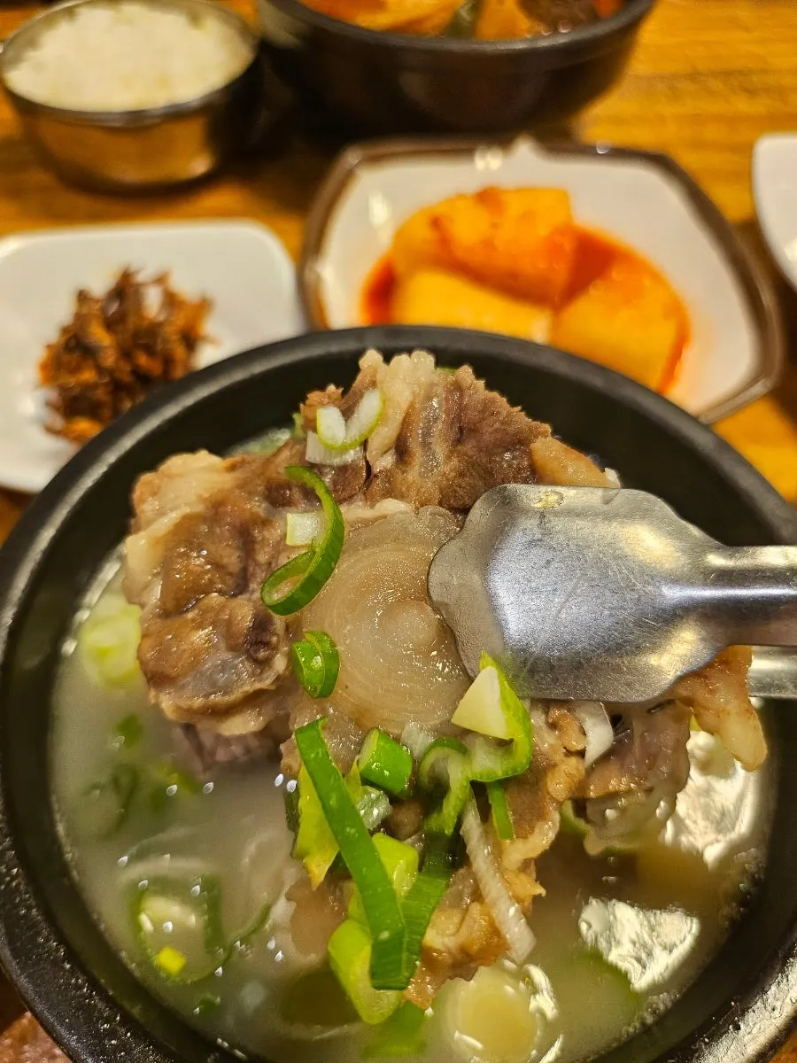 집게로 발라 먹는 꼬리살