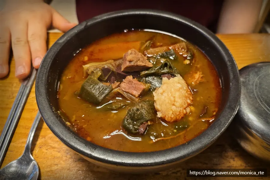 Ttaro-gukbap at Hanwoojang topped with garlic seasoning