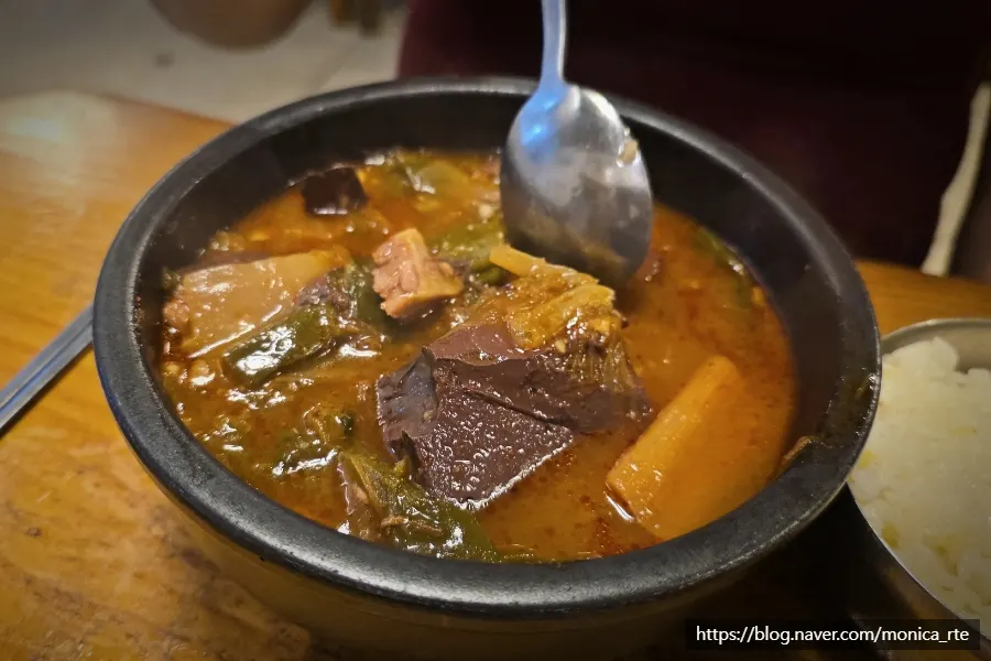 Ttaro-gukbap containing seonji (blood cake)