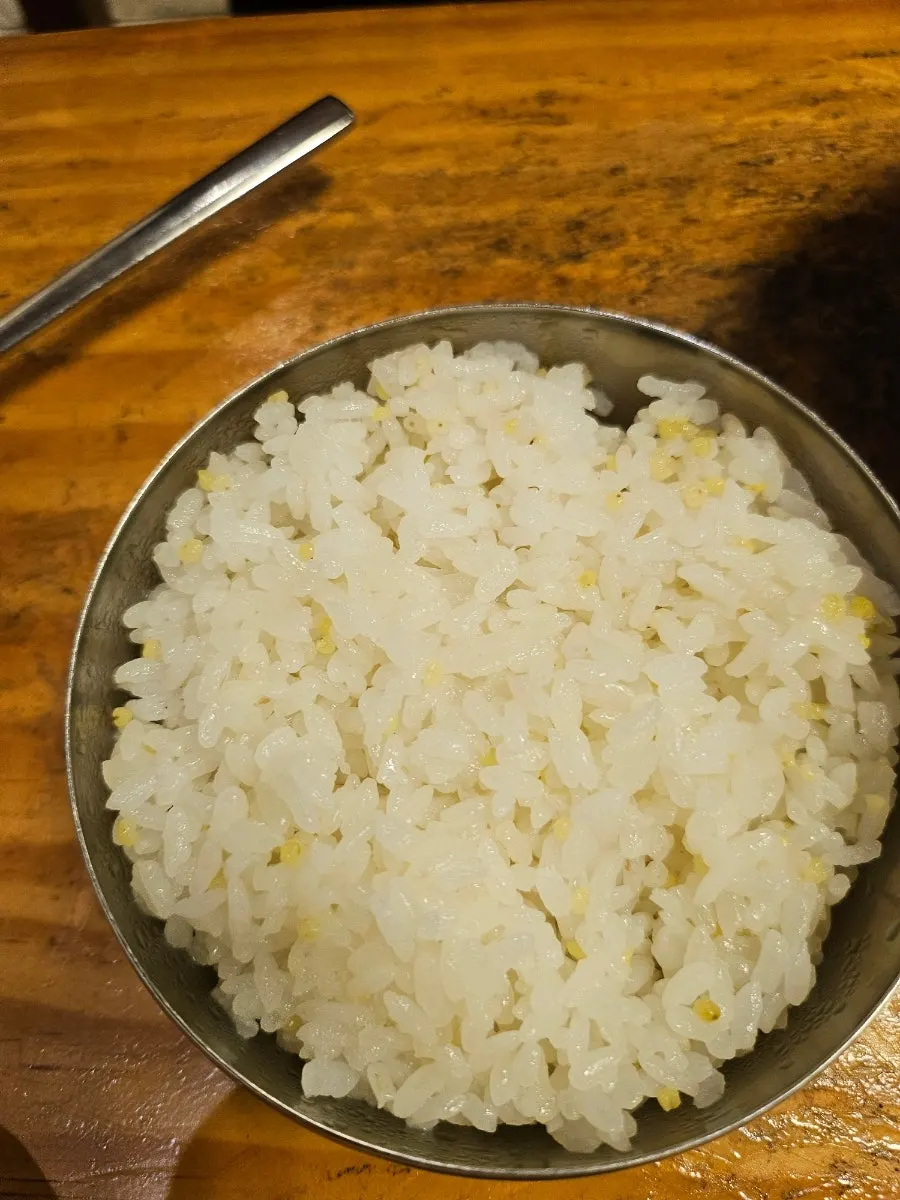 김치와 고추를 곁들인 국밥 한 입