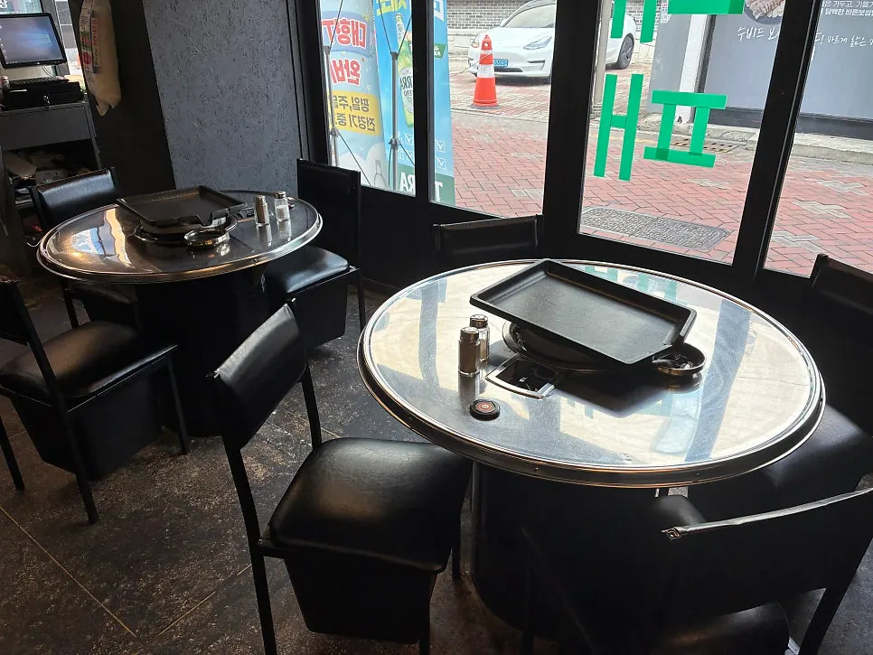 Roomy table with a round grill