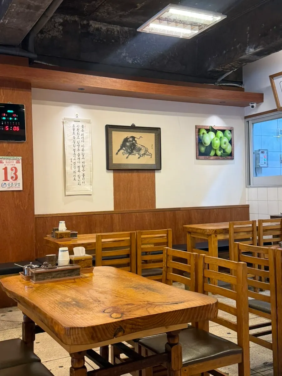 Seating area inside Hanwoojang