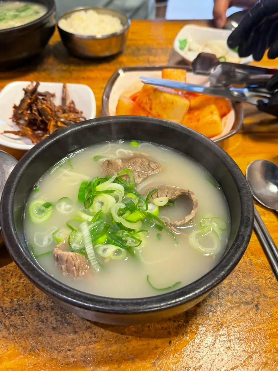 A milky-broth seolleongtang set from Hanwoojang