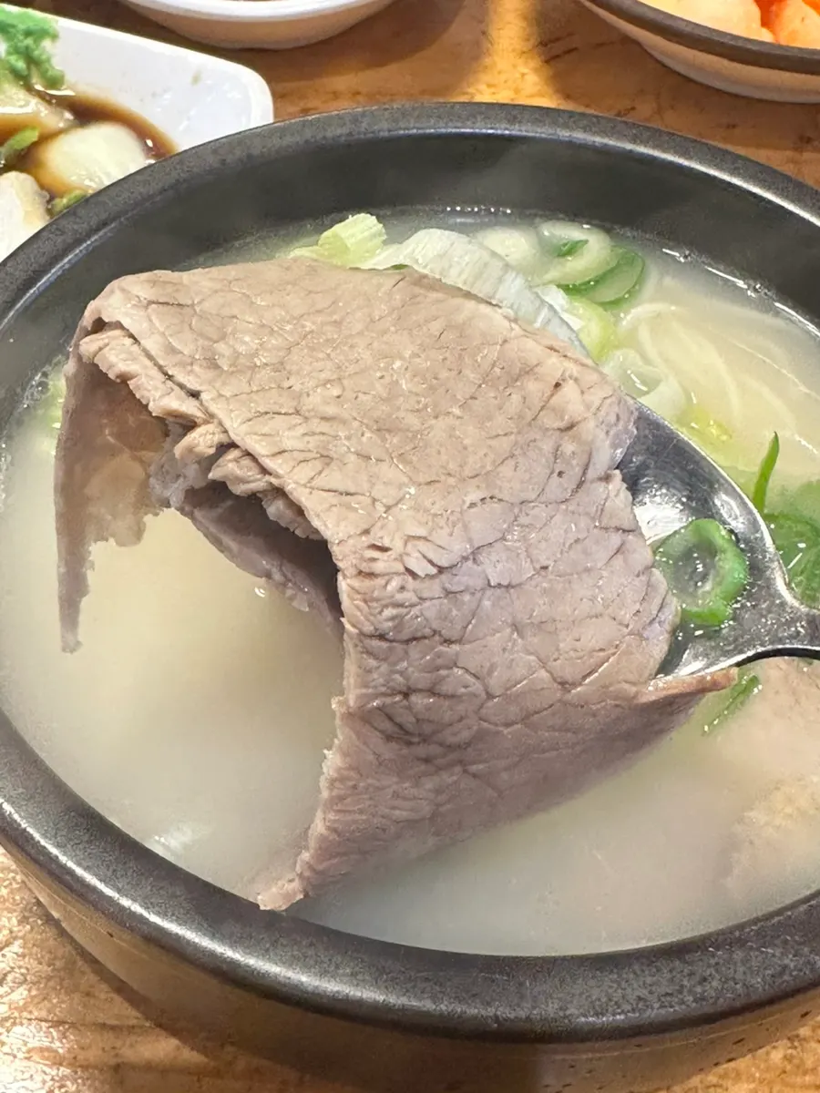 고기와 소면이 들어간 특설렁탕 한 그릇