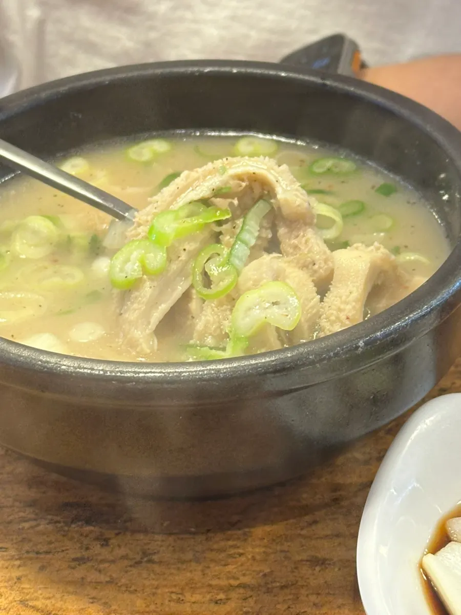 재료가 넉넉하게 담긴 양탕