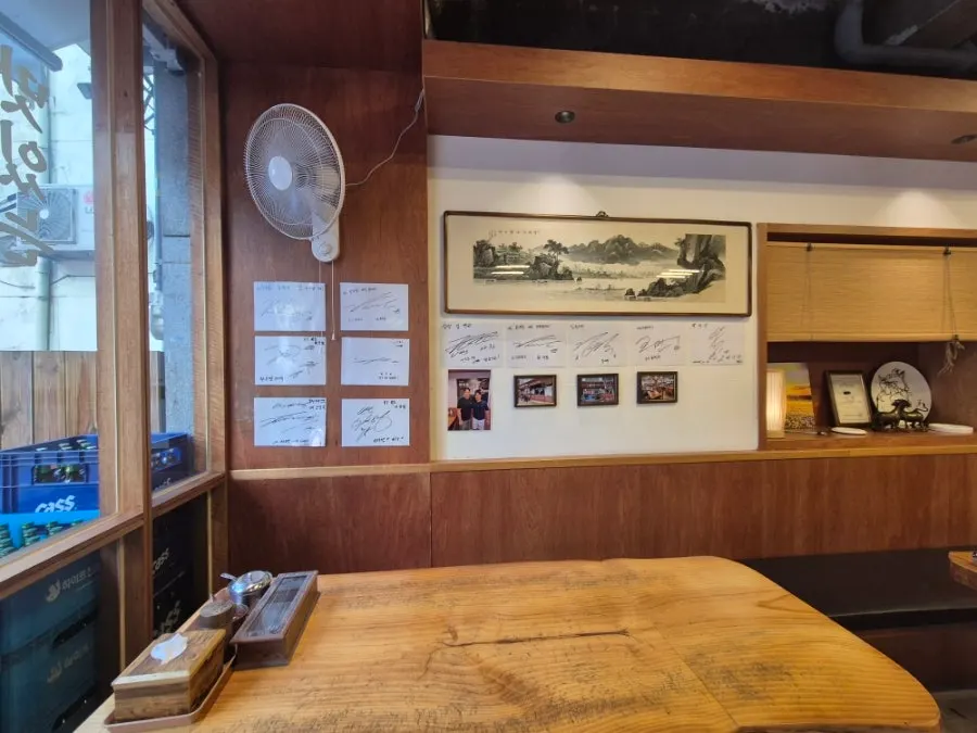 Celebrity autographs on the wall