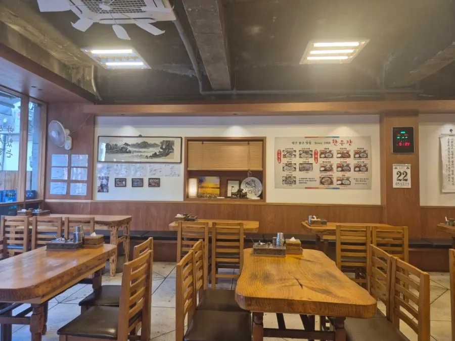 Spacious interior of Hanwoojang with many seats