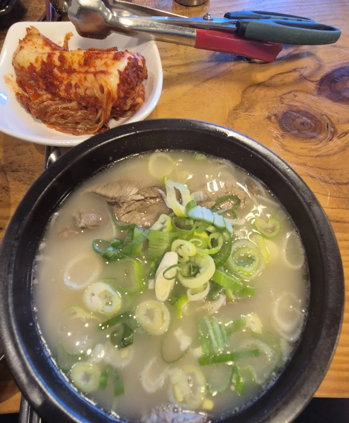 A bowl of Hanwoojang's special seolleongtang