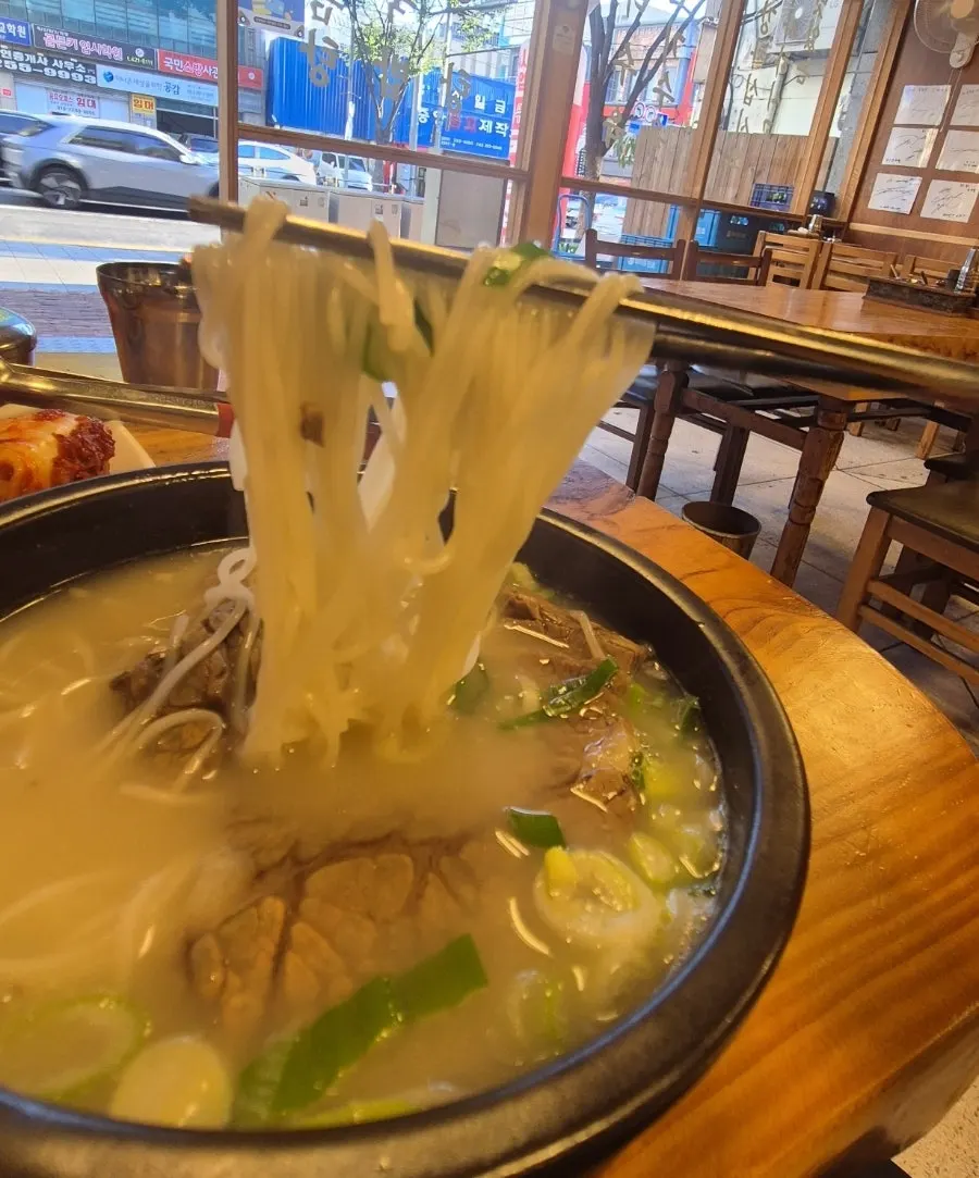Generous somyeon sari noodles added to the special seolleongtang