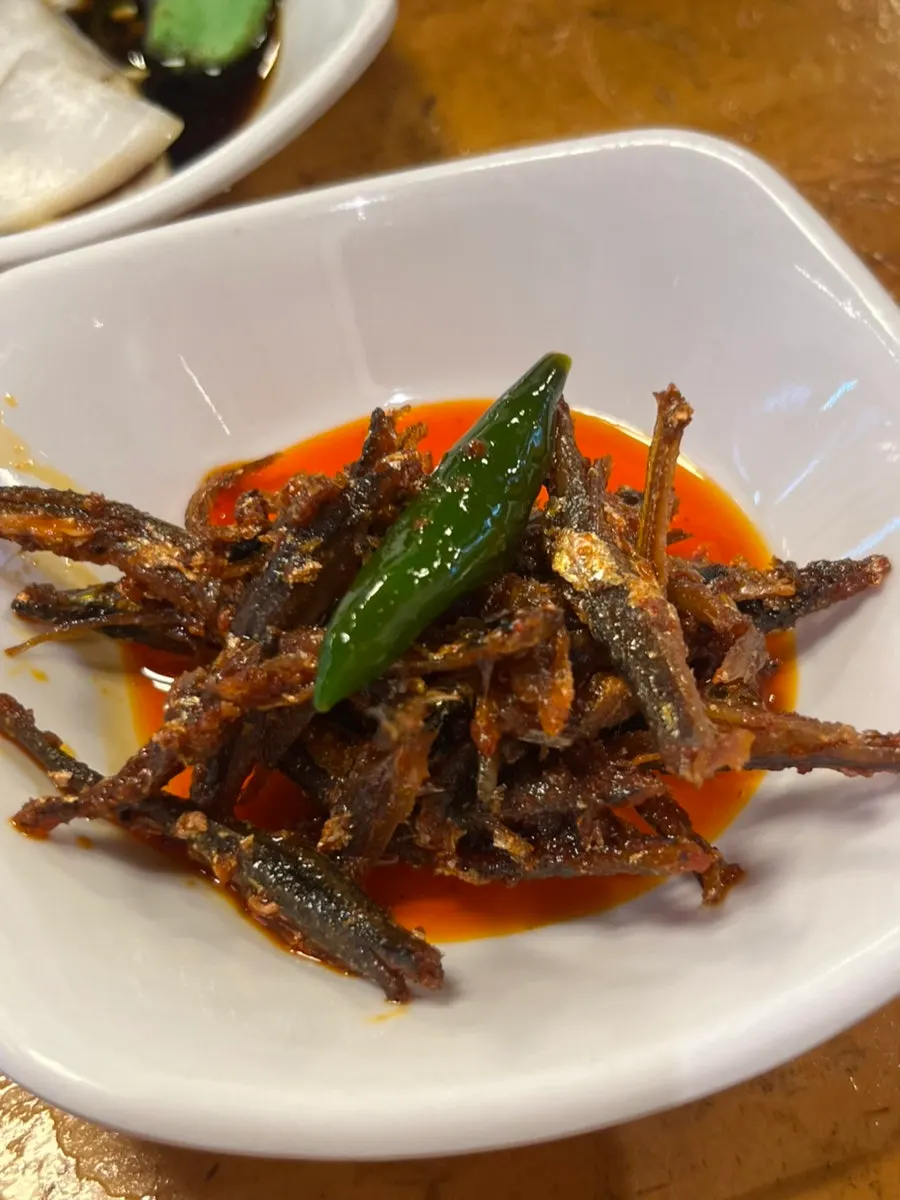 Side dishes served alongside the gukbap